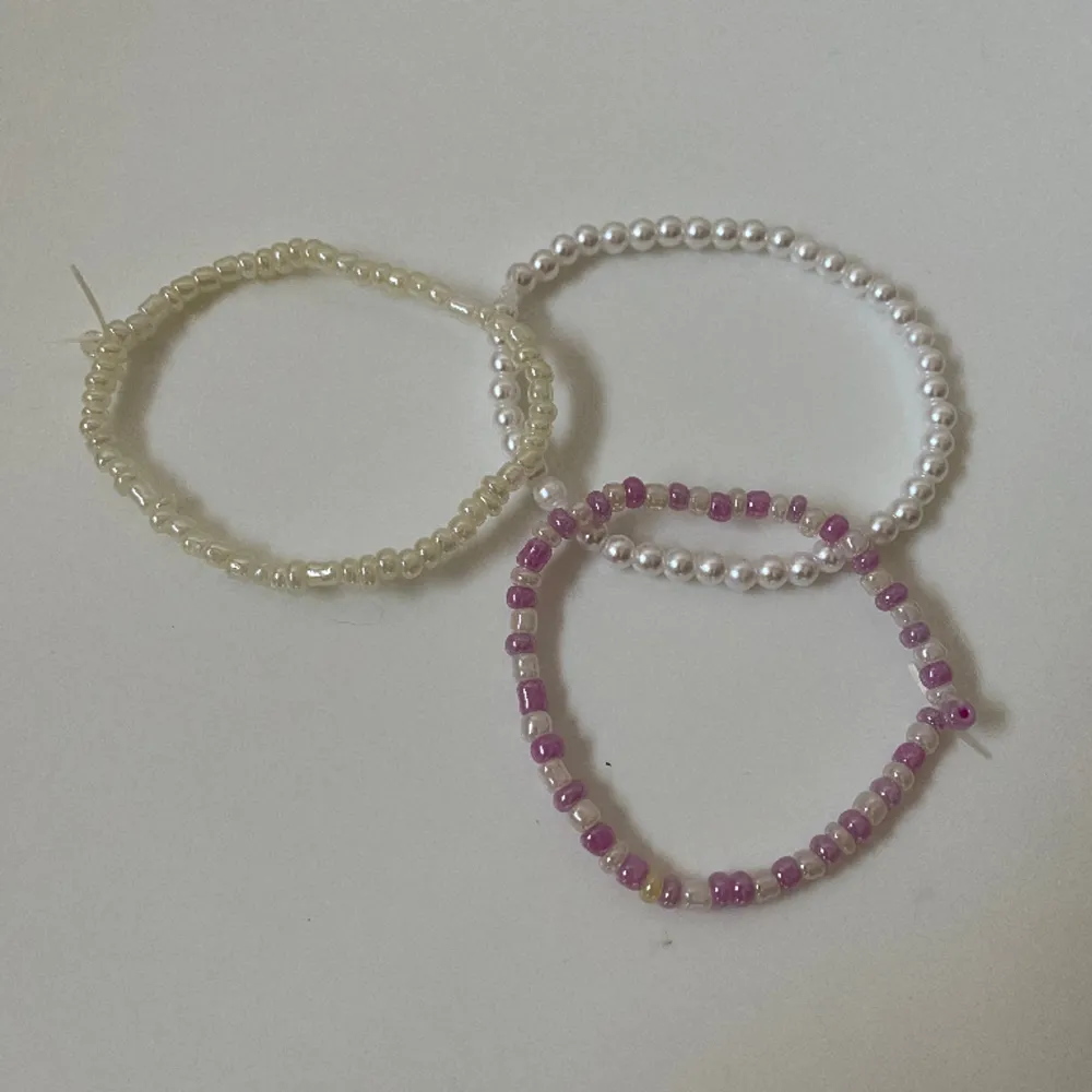 Säljer dessa tre handgjorda armband. De är ca 14-15 cm i omkrets men kan även göra de i fler storlekar och färger. De kostar 15 kr/st men köper man alla 3 får man ett lägre pris och då kostar de 30 kr tillsammans :). Asusteet.