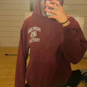 College hoodie - Vinröd skitsnygg!! Hoodie köpt på sellpy. Säljer då den tyvärr är för liten för mig och därför inte kommer till användning. Passar xs/S beroende på önskad passform