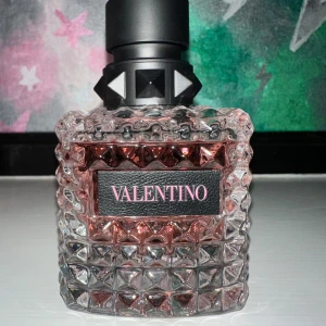 Valentino parfym nästan oanvänd 🩷 - Säljer då den inte riktigt föll mig i smaken. 50ml. Nypris 1200kr lyko