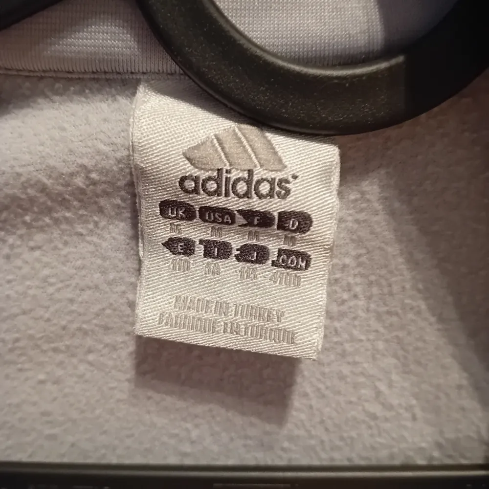 Oanvänd Adidas jacka i storlek M. Snygg och passar även till allt  . Jackor.