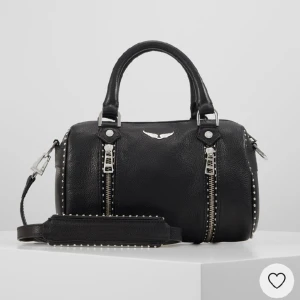 Zadig väska - Säljer min superfina Zadig & Voltaire väska i modellen Sunny Graine (mellan storlek). Väskan är använd men inga synliga skador❤️nypris: runt 4100-4500kr (minns inte exakta summan) köparen står för frakt 