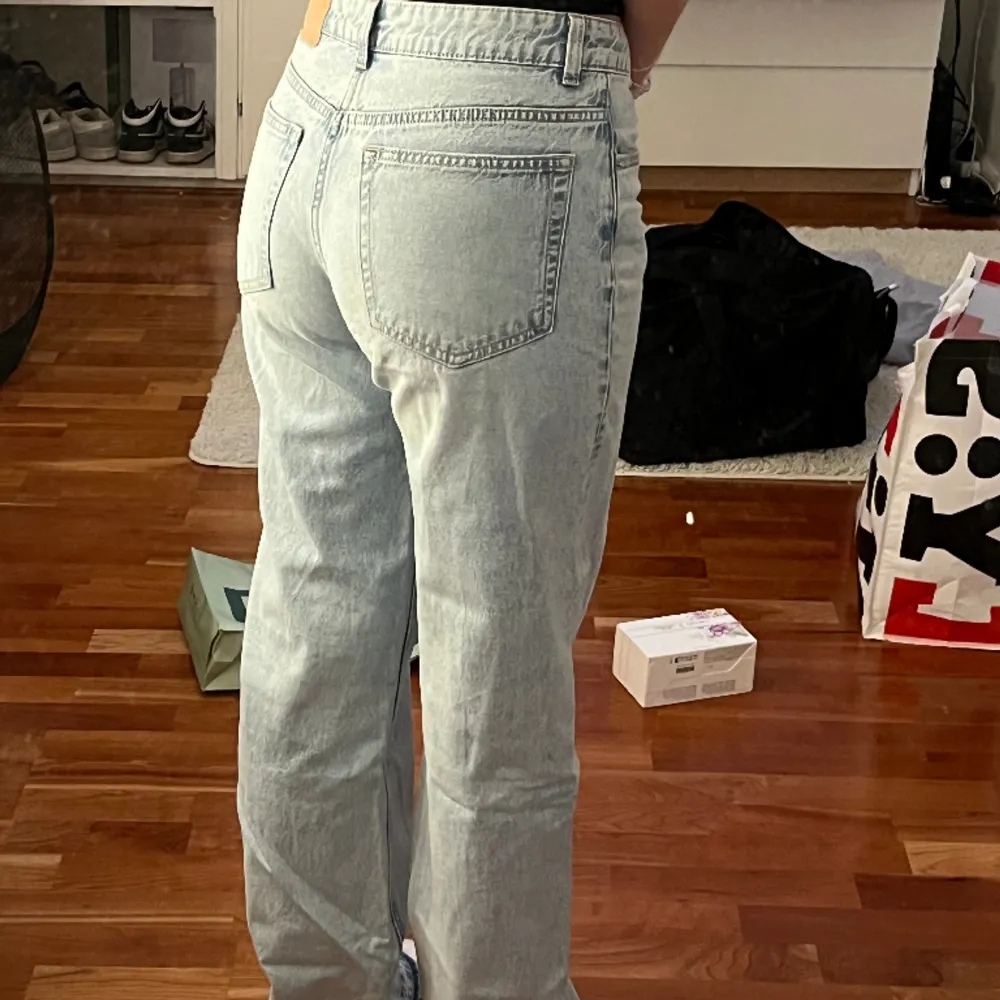 Lågmidjade straight jeans från hm, använd någon enstaka gång. Fina detaljer vid anklarna. Strl 36 men passar även 38, 99kr plus frakt . Jeans & Byxor.