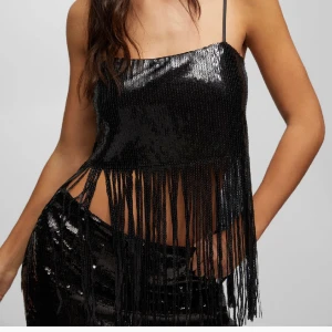 Glittrig nyårs topp  - En glittrig topp med ”fransar” gjord av paljetter. Endast använd en gång!