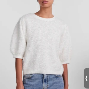 Stickad tröja - Säljer denna helt nya stickade tröja från pieces, slutsåld nästan överallt!💕💕 nypris 499