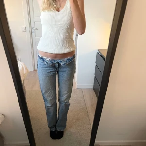 Låg/medelmidjade jeans!! - Säljer ett par supersnygga jeans ifrån zara!! De är medelmidjade men blir också supersnygga när man viker ner dom!! Säljer för 200kr + frakt. Hör av dig privat för mer info!!🩵🩵🩵