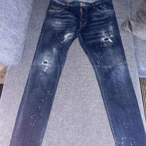 Jeans från Dsquared2 i storlek 50. Inköpta 2019 från Luisaviaroma och har varit sparsamt använda. Färgstänk i vitt/rosa. Passade mig som är 191 helt okej (se bild) men sitter nog ännu bättre på någon som är några centimeter kortare. Orderbekräftelse finns