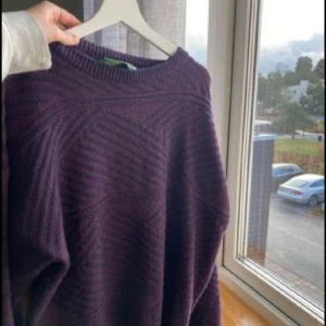 Stickad tröja  - Lila stickad tröja, köpt second hand för något år sedan men inte kommit till användning 
