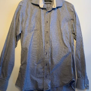 Dressman skjorta 39/40 M - Fint skick, sparsamt använd.