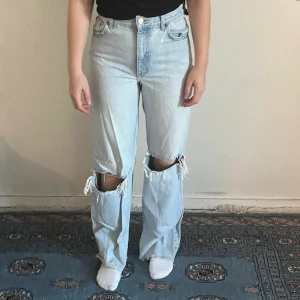 Jeans zara  - Jeans från zara, avklippta så att de passar mig som är 164cm, storlek 38💕