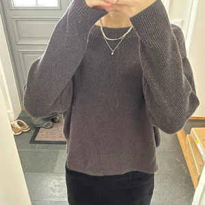 Stickad tröja från Zara - Mörkgrå stickad tröja från Zara. Storlek S. Använd gärna köp nu!
