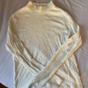 Vit polo - En vit tight polotröja ifrån cubus med en liten slits längs ner på vardera sida. 