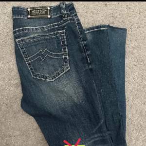 Säljer ett par miss me jeans som jag köpte på plick men dem var tyvärr förstora.