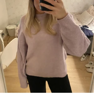 Mysig stickad  - Supermysig stickad tröja i ljuslila från H&M, fint skick💜💜