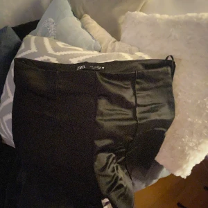 Shorts  - Sattin shorts från zara 