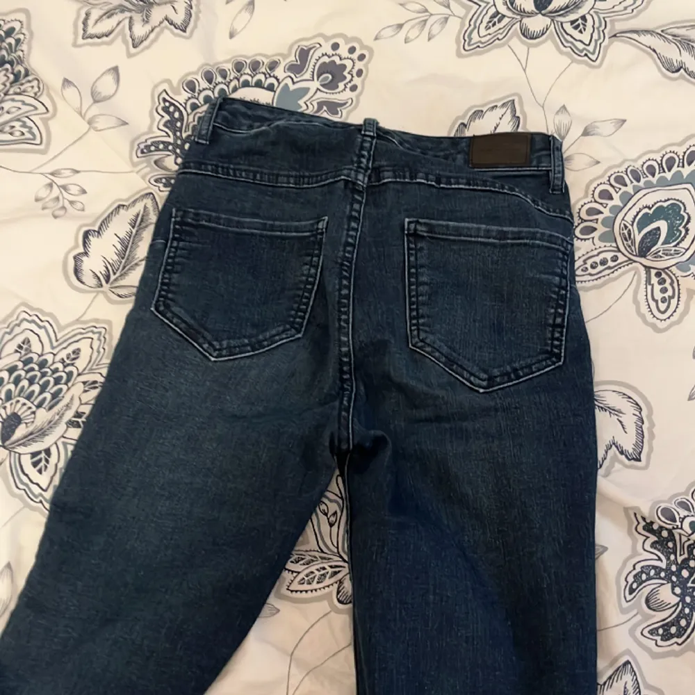 Ett par jättesköna, tajta mörkblå highwaist jeans 💙 Jag är 164 och byxkanten går att vika ner . Jeans & Byxor.