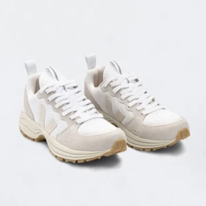 Veja Venturi skor - Säljer dessa supersnygga skor från Veja venturi!😊💞är i använt men gott skick, inga skador eller förslitningar. Har tyvärr inte sin ursprungliga låda. Nypris: ca 1700kr säljer för 490kr. Hör av dig om du har några frågor eller vill ha fler bilder!😊💞🪩