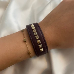 Nitarmband Edblad  - Vinrött och guldigt nitarmband från Edblad som inte säljs längre! 💕