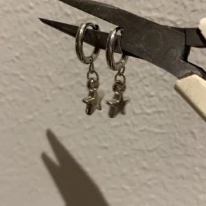 Silver örhängen med stjärnor⭐️🫶🏻😍 - Jätte söta egengjorda silver örhängen med stjärnor💗⭐️ •(örhängskroken är rostfri) 🫶🏻