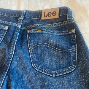 Snygga lee jeans som ser helt oanvända ut. Köpta på zalando circle (secondhand), aldrig använda av mig med lappen kvar. Säljer pga att de är för små. 💞hon på bilden är 157 men dom är långa för henne (dom är uppvikta på bild), innerbenslängden är 80cm