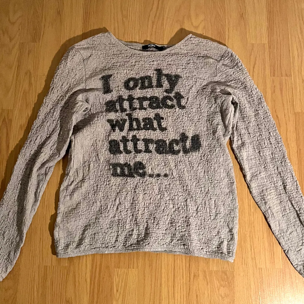 Y2K Grunge print tröja med text ”I only attract what attracts me” från Jaded London, popcorn tröja, i bra skick . Tröjor & Koftor.