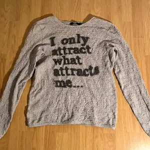 Y2K Grunge print tröja med text ”I only attract what attracts me” från Jaded London, popcorn tröja, i bra skick 