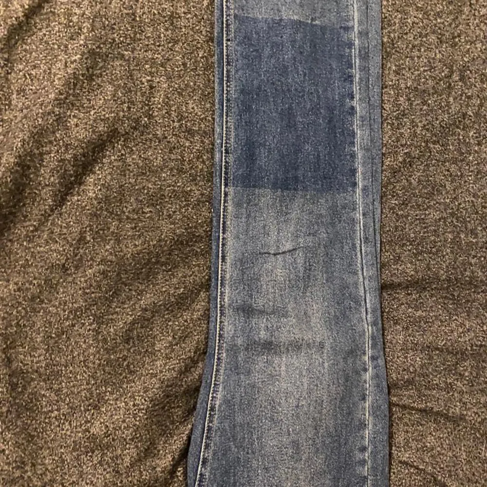 Fina jeans i olika blåa nyanser,fungerar jätte bra. Jeans & Byxor.