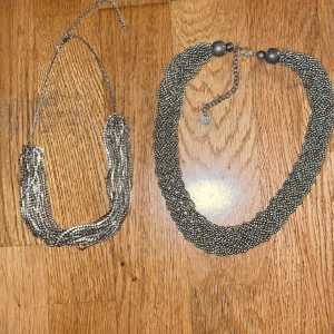 Halsband  - Använda men i fint skick. 1 för 30kr eller båda för 50kr  