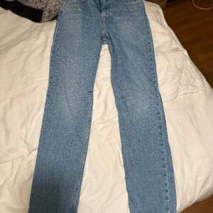 Säljer mina fina Levi’s jeans som jag använt få gånger som är lite korta på mig. Sitter väldigt fint på :) storleken är 28 (36/38/S/M)  Nypris 1449kr