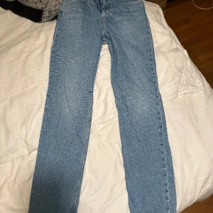 Levi’s jeans - Säljer mina fina Levi’s jeans som jag använt få gånger som är lite korta på mig. Sitter väldigt fint på :) storleken är 28 (36/38/S/M)  Nypris 1449kr