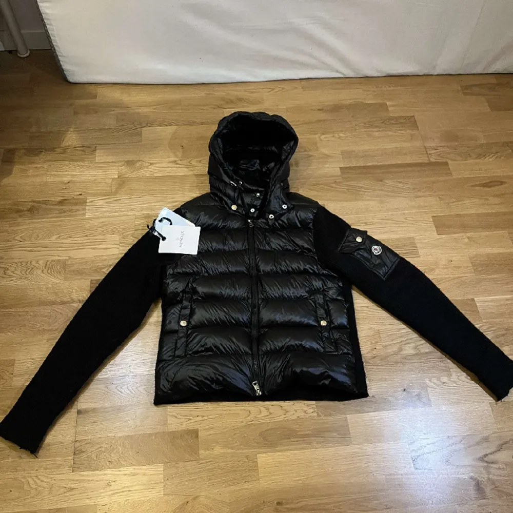 Säljer nu denna moncler cardigan då den har blivit liten för mig. Skick 7/10 strlk M. Väldigt schysst jacka inför våren som är kommande. Priset är inte fast spikat och kan diskuteras! . Jackor.