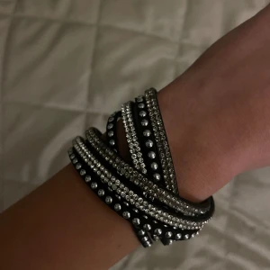 Armband med silverdetaljer - Armband som fästs dubbelt med silverdetaljer, fint skick!