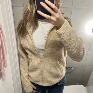 Teddy fleece jacka - Säljer denna fina teddy fleecejacka från monki, storleken är XXS men skulle säga att det mer är en S som jag brukar ha💕