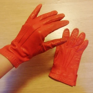 Vintage läderhandskar i orange - Läderhandskar från 80-talet. Lagom använda, behöver putsas men annars hela.