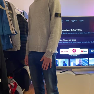 Stone island tröja - Stone island tröja i perfekt skick! Tröjan har inga defekter och är som ny. Köpt på nk har dock inte äkthetsbevis då allt har slängts. För frågor och funderingar kom PM!💵