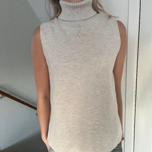 Stickad väst - Beige stickad väst med krage från zara
