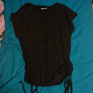 Topp med band - Svart topp jag fått av min mormor från finland men aldrig använt, den har snören som går att justera på sidorna ❤️