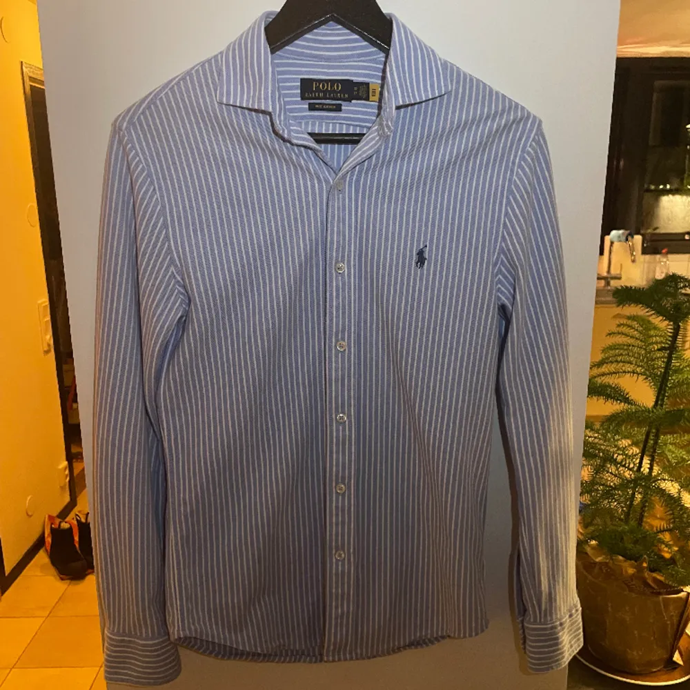 Polo Ralph Lauren Knit Oxford (mjukare&skönare mater..) Skjorta då den är för liten, storlek XS men passar oxå S🤙Den är i ett mycket fint skick, köptes i somras och har knappt använts🥂Köpt för 1000kr+, mitt pris är 500kr👍Skriv om du har några funderingar😄. Skjortor.