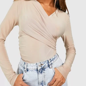 Boohoo beige topp  - Beige, small, den är helt ny har bara använt den två ggr