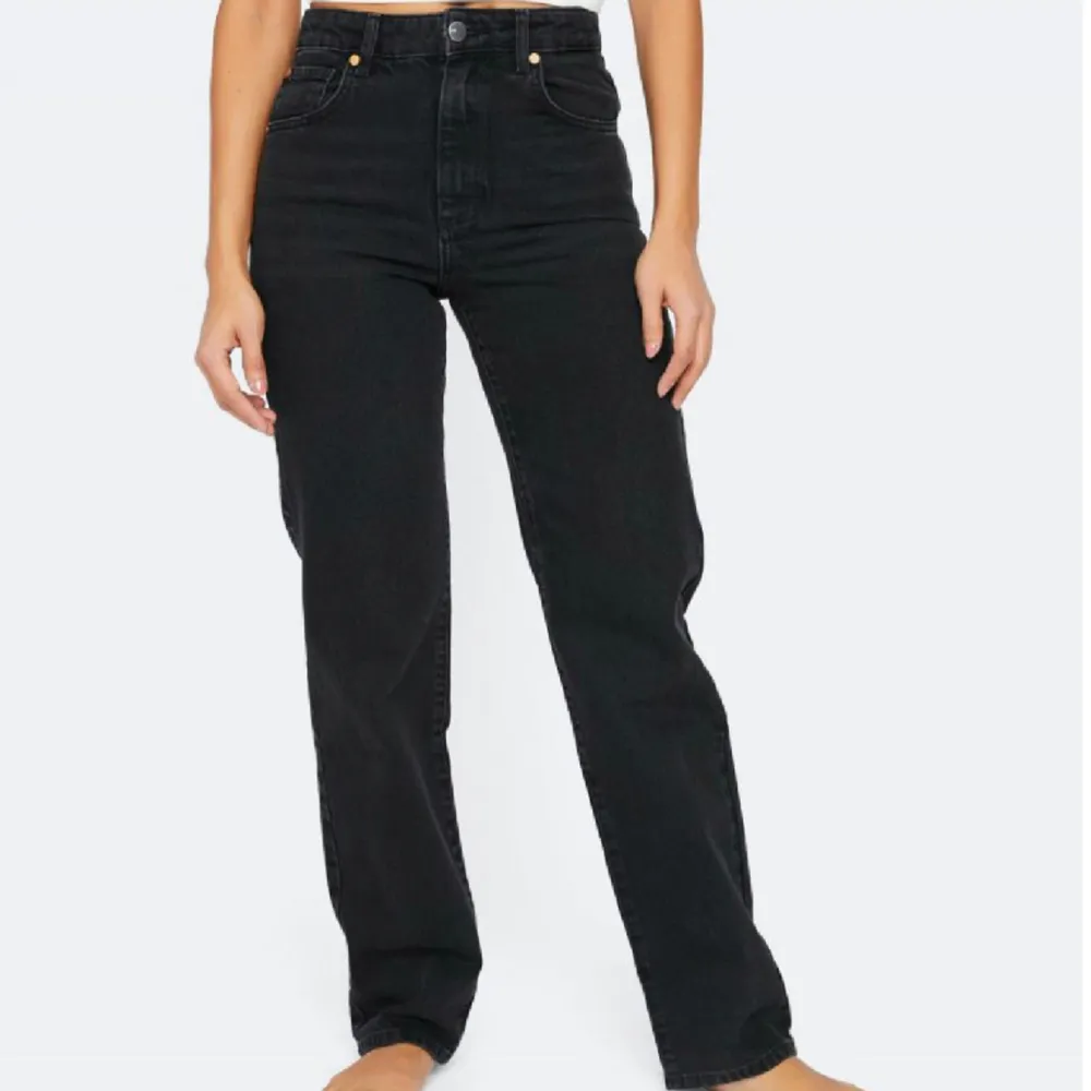 Säljer dessa svarta högmidjade och straight leg Bikbok jeansen i W28 och L32. Skulle påstå att de är i väldigt bra skick och jag säljer de då de inte riktig längre är min stil. Nypriset är 599kr. Priset går att diskutera! 💗. Jeans & Byxor.