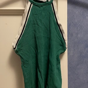 Grönt linne - Skrynklig på bilden men kan strykas och ser bra ut.