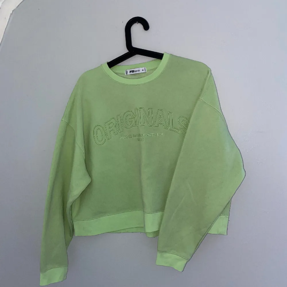 säljer denna snygga sweatshirt från new yorker💚 har använt den en del så den har blivit lite nopprig men den är fortfarande i bra skick💚 lite croppad i modellen💚. Hoodies.