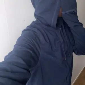 En mörkblå zip-up hoodie. Den är inte så tjock så den passar perfekt till hösten🍁