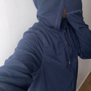 Mörkblå oversized zip-up hoodie - En mörkblå zip-up hoodie. Den är inte så tjock så den passar perfekt till hösten🍁