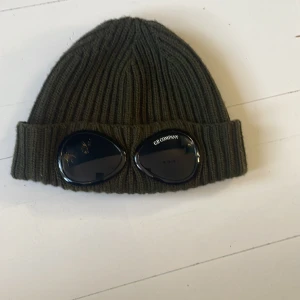 Cpcompany mössa  - CpCompany köpt på terrarace.co.uk för ca 1800kr använd typ 5 gånger mycket fint skick. 