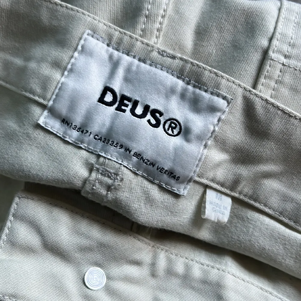 Fina ljusa byxor i låg, vid modell, Maude,  från Deus Ex Machina. Byxorna är i nyskick. https://deuscustoms.eu/products/maude-pant-dirty-white. Jeans & Byxor.
