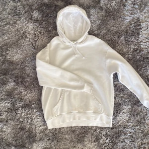 Vit hoodie🤍 - Intressekoll på min vita hoodie från monki 🫶