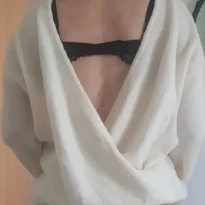 Super söt tröja❤️ - Super söt stickad tröja.Man kan ha urringningen på båda hållen. Passar xs-m Så så fin❤️tryck gärna köp nu❤️