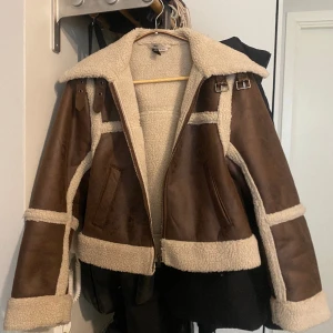 Höstjacka  - Använd 2 gånger, säljer pga att den är liten 