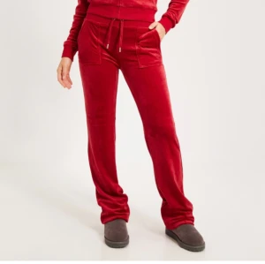 Juicybyxor  - Säljer mina röda juicybyxor då jag tyvärr inte använder de så mycket längre, sparsamt använda och jättefint skick🫶🏼  Nypris: 1200  Pris kan diskuteras vid snabb affär ❤️