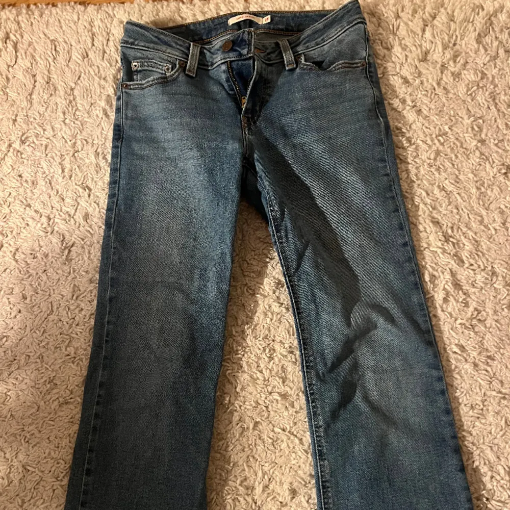 Supersnygga Levis jeans!!❤️Nypris: ungefär 1000 kr❤️Säljer då de inte kommer till användning . midjemått tvärs över: 37 cm. Jeans & Byxor.